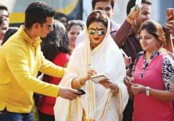 rekha s super nani to clash with srk s happy new year