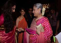 rekha extends friendly hand to jaya bachchan