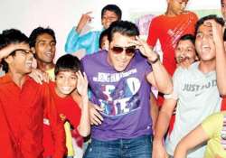 salman khan s eidi for his little fans suffering from heart disease view pics