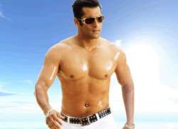 salman takes on 150 kg la trainer defeats him in arm wrestling