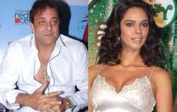 sanjay refuses to kiss mallika in double dhamaal