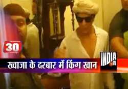 shah rukh khan performs prayers at ajmer sharif