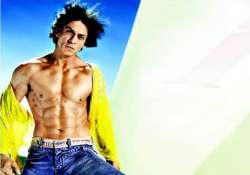 shah rukh shows off his abs at a talkfest