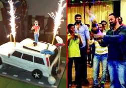 shahrukh s surprise birthday bash for rohit shetty on chennai express sets view pics