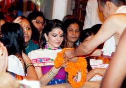 shiv sena objects to sunny leone visiting siddhivinayak temple