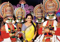 sonakshi tries kathakali during dabangg 2 shoot