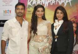 sonam kapoor dhanush at raanjhanaa promotion see pics