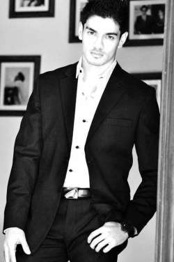 sooraj pancholi to go bare for main tera hero