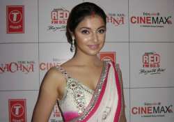 taking newcomers in debut film is a risk divya khosla kumar