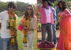 watch shahrukh deepika s new stills from the sets of chennai express