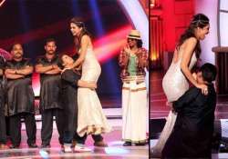 zee cine awards 2014 comedian bharti lifts up deepika padukone view pics