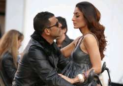 now kareena kapoor to dance for akshay kumar see pics