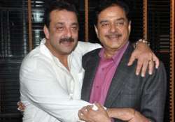 shatrughan sinha wants sanjay dutt to follow gandhigiri