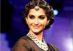 sonam kapoor refuses to keep rekha s name in khoobsurat s remake