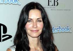 courteney cox breaks wrist on vacation