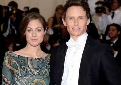 eddie redmayne engaged to girlfriend hannah bagshawe