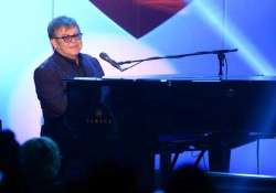 elton john to receive brits icon award