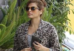 eva mendes hides baby bump