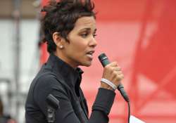 halle berry hosts charity walk