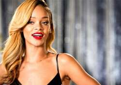 rihanna promises something great in r8