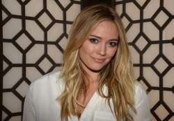 hilary duff flaunts bikini body online