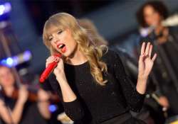 taylor swift ignores laryngitis to perform