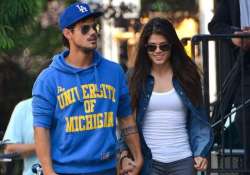 taylor lautner and marie avgeropoulos break up