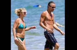 britney frolics in hawaii with boyfriend jason