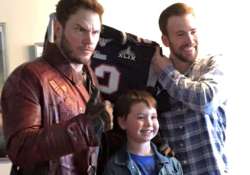 chris pratt visits hospital kids with chris evans