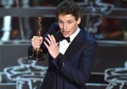 oscars 2015 eddie redmayne gets emotional dedicates trophy to those suffering from als