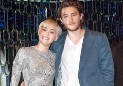 miley cyrus s brother dating her beau s sister