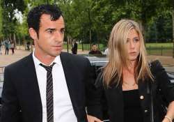 jennifer aniston moves into new house with beau