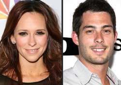 jennifer love hewitt set to marry brian hallisay