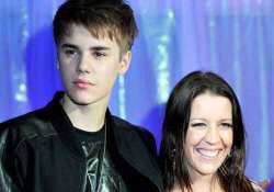 justin bieber praises beautiful mother