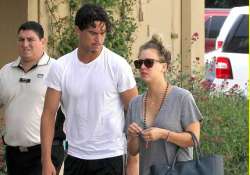 kaley cuoco engaged to ryan sweeting