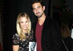 kaley cuoco denies pregnancy rumors