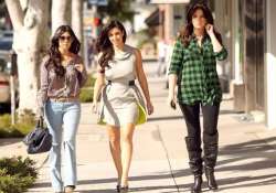 kardashian sisters sued for 10 mn