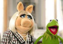 kermit piggy to present at this weekend s oscars