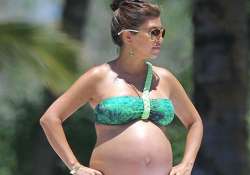 kourtney kardashian delivers baby girl