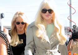 lindsay lohan defends her mother