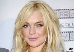 lindsay lohan begins serving sentence on house arrest