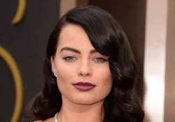 margot robbie sports dark locks at oscars