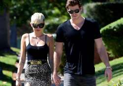 miley cyrus liam hemsworth wedding on hold see pics