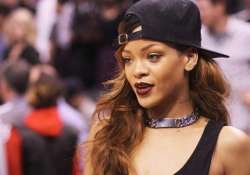 rihanna arrives three hours late for concert