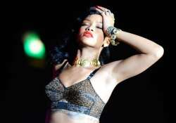 rihanna gets touchy at london gig