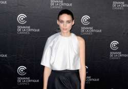 rooney mara prefers natural look