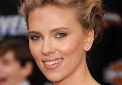 scarlett johansson goes on guilt free binge eating during holidays