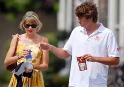 swift writes love notes to beau