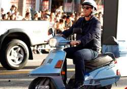 tom hanks rides a scooter to larry crowne premiere