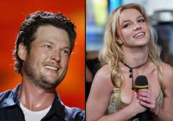 singer blake shelton makes fun of britney spears